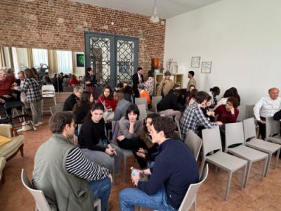 Gespräche im Saal